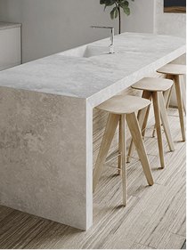 Stein-Arbeitsplatte mit Barhockern
